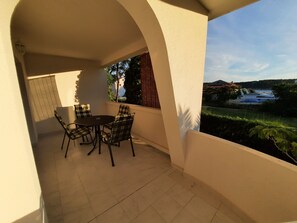 Outdoor dining - Gemütliche Erdgeschossferienwohnung mit Balkon by Interhome (Rab/Rab)