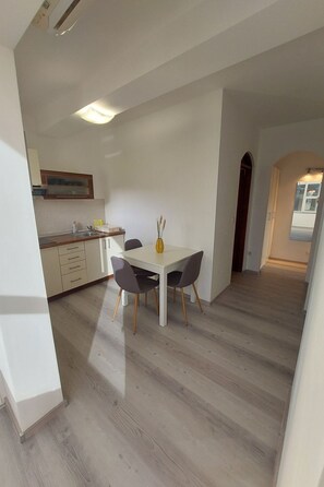 Dining - Gemütliche Erdgeschossferienwohnung mit Balkon by Interhome (Rab/Rab)