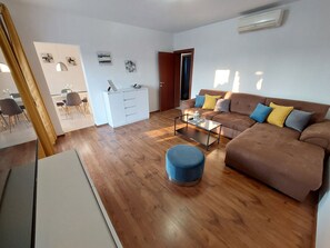 TV - Appartement in Barbat mit Großer Terrasse by Interhome (Rab/Rab)
