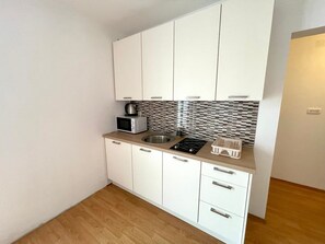 Kühlschrank, Mikrowelle, Kochgeschirr/Geschirr/Besteck
