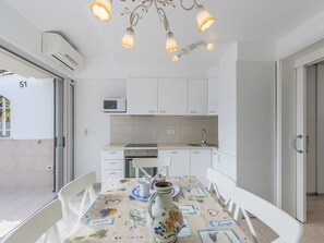 Fridge, microwave, oven, dishwasher - mit Blick auf das Wasser by Interhome (Buzinija)