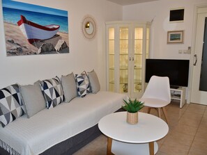 Living area - mit Blick auf das Wasser by Interhome (Buzinija)