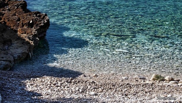 A rocky shoreline with clear water. - Villa LETICIJA - Luxusvilla mit beheiztem Pool, Sauna, Fitness & Grillplatz in by Interhome (Hreljin)