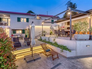 Outdoor dining - Villa LETICIJA - Luxusvilla mit beheiztem Pool, Sauna, Fitness & Grillplatz in by Interhome (Hreljin)