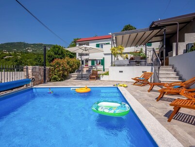 Villa LETICIJA - Luxusvilla mit beheiztem Pool, Sauna, Fitness & Grillplatz in by Interhome