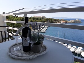 Outdoor dining - Wohnung mit Blick auf das Wasser by Interhome (Kraljevica)