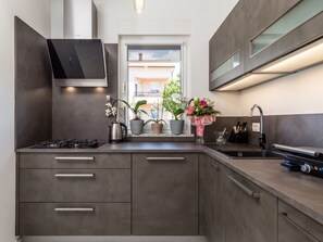 Réfrigérateur, four, lave-vaisselle