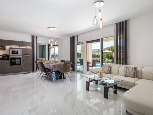 Schönes Haus für 8 Personen mit großem Schwimmbad by Interhome