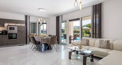 Schönes Haus fĂŒr 8 Personen mit groĂem Schwimmbad by Interhome