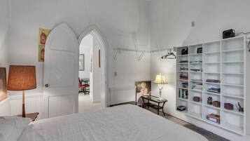 4 bedrooms, free WiFi, bed sheets