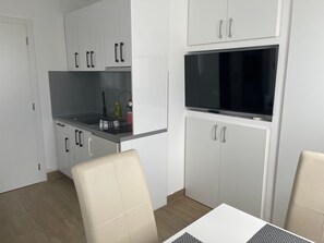Fridge, cookware/dishes/utensils - Appartement in Fažana mit Garten und Terrasse by Interhome (Fažana)