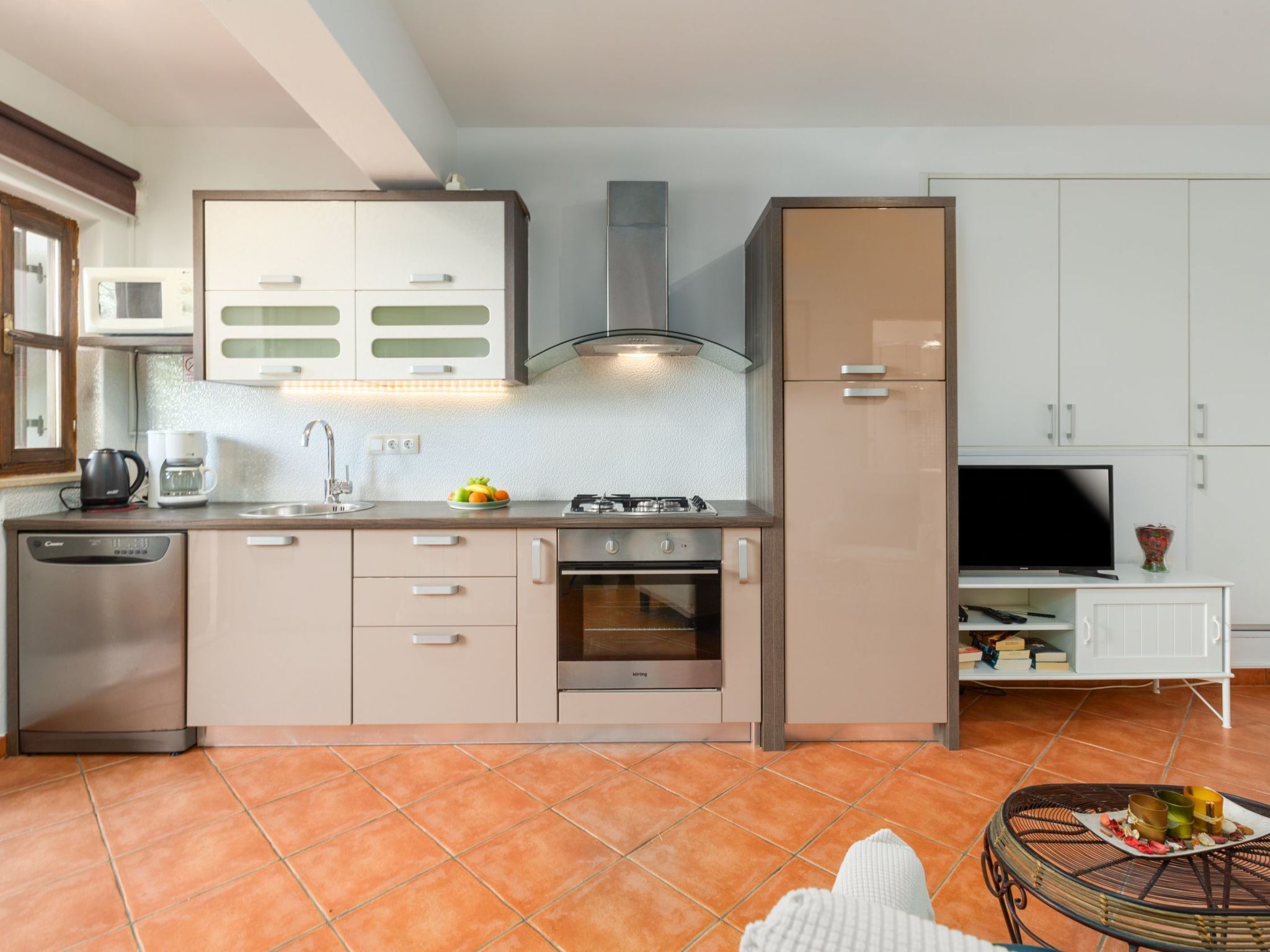 Kjøleskap, mikrobølgeovn, ovn og kjøkkenutstyr