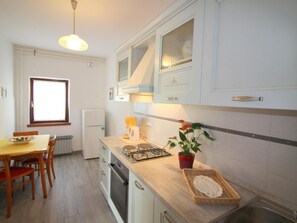 Refrigerador, horno y utensilios de cocina 