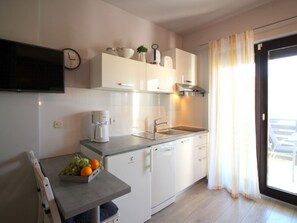 Fridge, dishwasher, cookware/dishes/utensils - in Poreč mit Gepflegtem Garten by Interhome (Poreč)