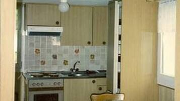 Réfrigérateur, four, batterie de cuisine, vaisselle et ustensiles