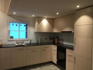 Kühlschrank, Mikrowelle, Ofen, Geschirrspüler