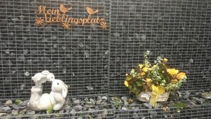 Koristeellinen seinä, jossa on kyltti, jossa lukee ”Mein Liebesplatz”, ja kaksi valkoista jänisveistosta.