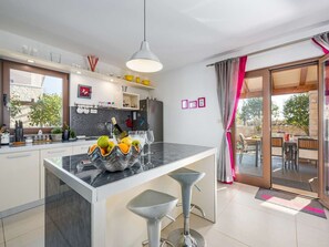 Fridge, oven, dishwasher, cookware/dishes/utensils - Villa Crystal by Interhome (Fabci)