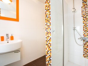Towels - Haus mit modernem Interieur und einer alten Taverne by Interhome (Viskovo)
