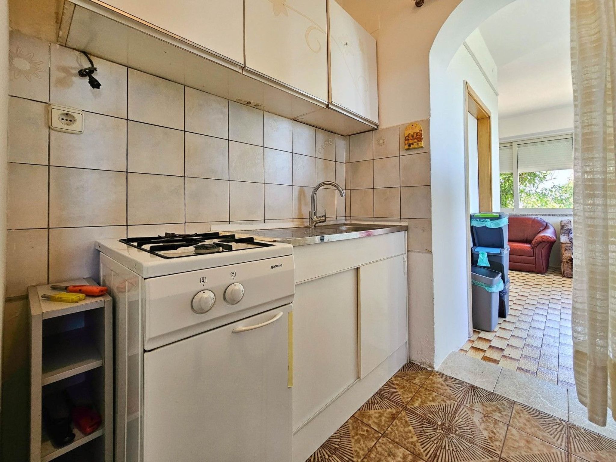 Kjøleskap, mikrobølgeovn og kjøkkenutstyr