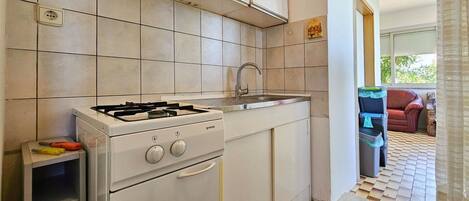 Kjøleskap, mikrobølgeovn og kjøkkenutstyr