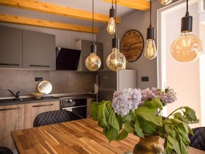 Jääkaappi, uuni, astianpesukone, keittoastiat/astiat/ruokailuvälineet