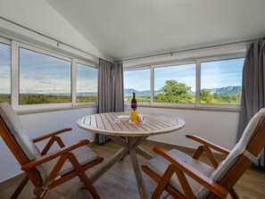 Dining - Villa "Francesca" mit Garten, Grill und Pool by Interhome (Drenje)