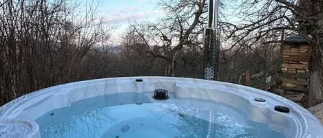 Outdoor spa tub