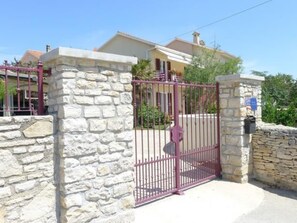 A gated entrance with stone walls and a metal gate. - LacoDeLama mini resort - Wohnung Pina mit Pool by Interhome (Medulin/Ližnjan)
