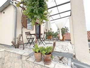 Outdoor dining - LacoDeLama mini resort - Wohnung Pina mit Pool by Interhome (Medulin/Ližnjan)