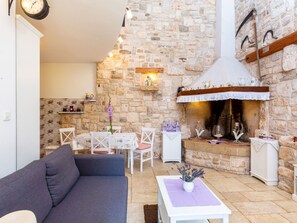 Dining - "Lilo Lavender" mit Whirlpool by Interhome (Divsici)