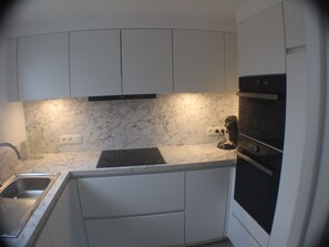 Réfrigérateur, micro-ondes, four, lave-vaisselle