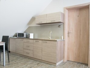 Fridge, microwave, dishwasher, cookware/dishes/utensils