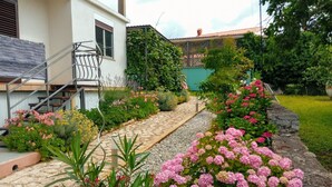 A garden pathway leading to a house with a stone staircase and a metal railing. - Anwesen "Krasno" mit Terrasse by Interhome (Rovinj)