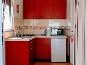 Réfrigérateur, micro-ondes, batterie de cuisine, vaisselle et ustensiles