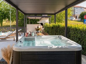 Outdoor spa tub - Schönes Appartement Mala 4 mit Pool by Interhome (Poreč/Funtana)