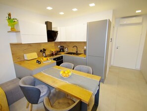 Frigorifero, forno, lavastoviglie, pentole/stoviglie/utensili