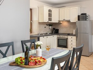 Refrigerador, microondas, horno y lavavajillas 