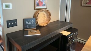 Una consola de madera oscura con un cartel que dice 'La contraseña del WiFi es:'.