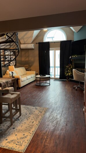 Smart TV, fireplace