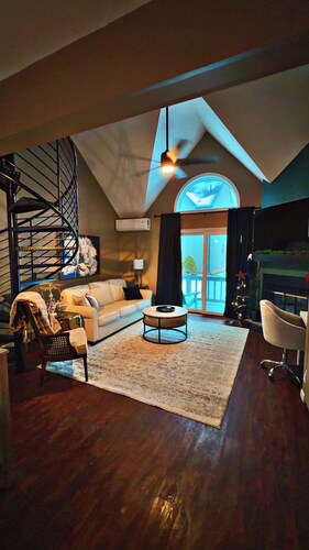 Cozy Condo with Ski Hill Views