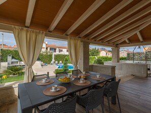 Outdoor dining - Villa Anabel bei Porec mit Pool, Jacuzzi und Sauna by Interhome (Poreč/Kaštelir)