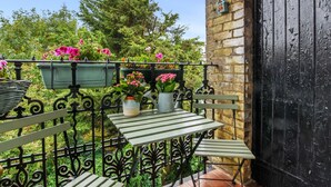Outdoor dining - Charmante Wohnung mit Balkon by Interhome (Highgate)