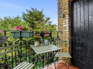 Outdoor dining - Charmante Wohnung mit Balkon by Interhome (Highgate)