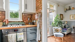 Fridge, oven, cookware/dishes/utensils - Charmante Wohnung mit Balkon by Interhome (Highgate)