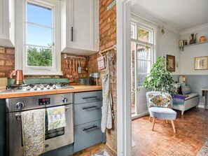 Fridge, oven, cookware/dishes/utensils - Charmante Wohnung mit Balkon by Interhome (Highgate)