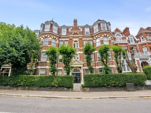 Exterior - Charmante Wohnung mit Balkon by Interhome (Highgate)