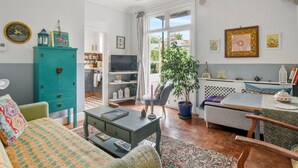 TV - Charmante Wohnung mit Balkon by Interhome (Highgate)