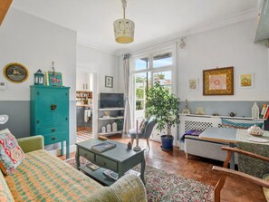 TV - Charmante Wohnung mit Balkon by Interhome (Highgate)