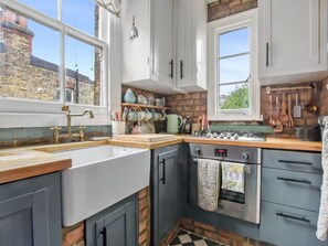 Refrigerador, horno y utensilios de cocina 
